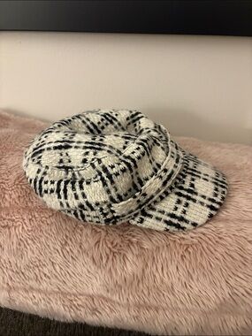 🌟White & Black Plaid Boucle Newsboy Cap Coco + Carmen